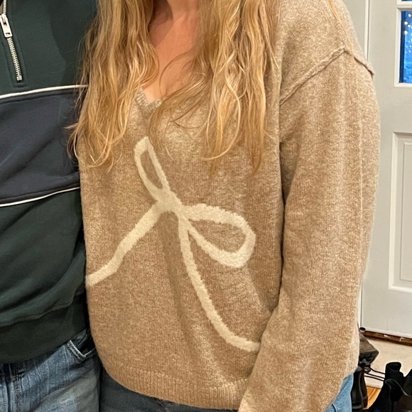 American Eagle Size L Women's Tan Sweater with White Bow - Picture 8 of 8